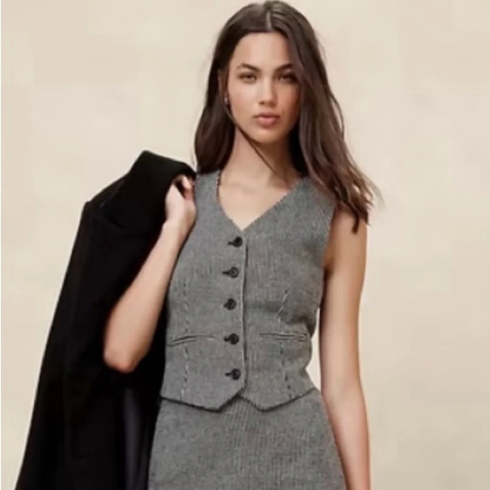 Banana Republic Women’s Wool-Blend Vest - Picture 3 of 12